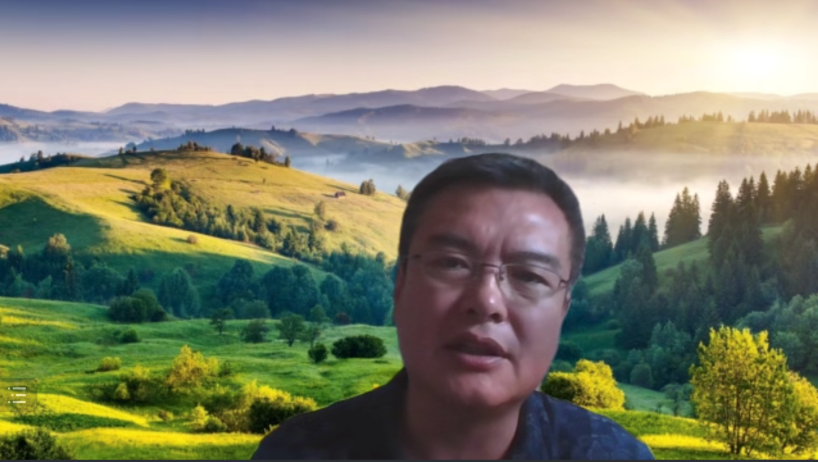 男人站在山上微笑着看着前面描述已自动生成